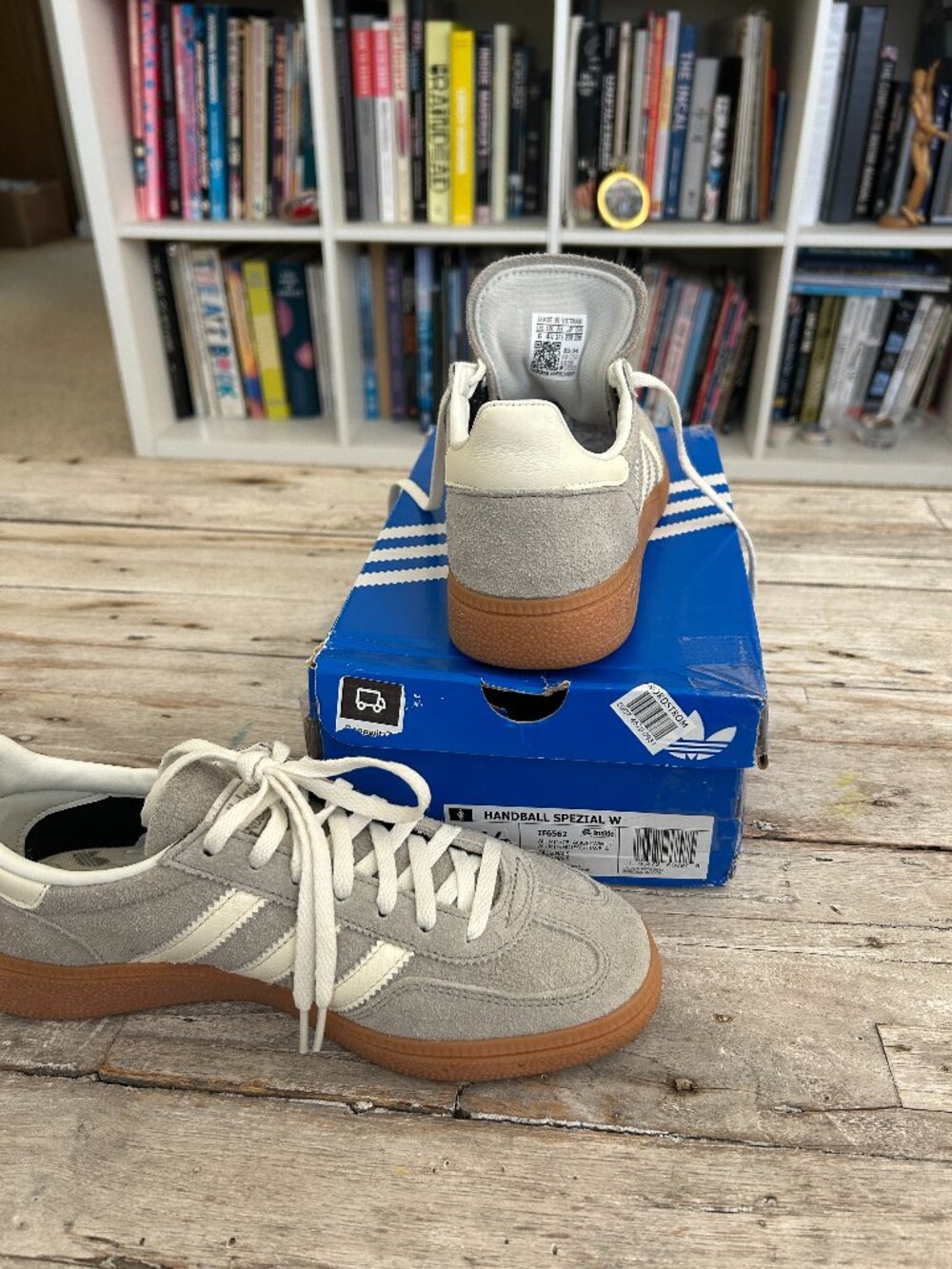 NEW - NEVER WORN - Adidas Spezial - GREY